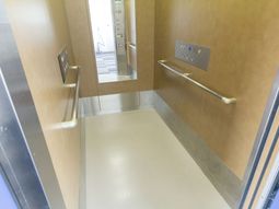 清潔なエレベーター内観
