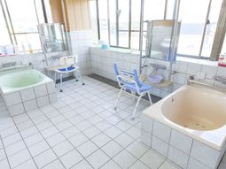 明るい浴室設備