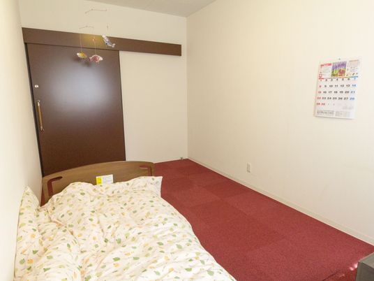 ベッドと広々とした居室