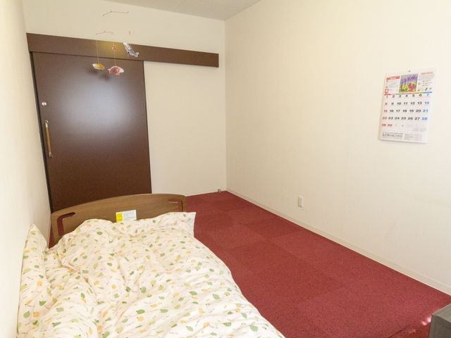 ベッドと広々とした居室 居室 ゆったりとした居室には、心地よい寝心地のベッドが備えられており、個人のプライバシーを大切にした空間作りがされています。
