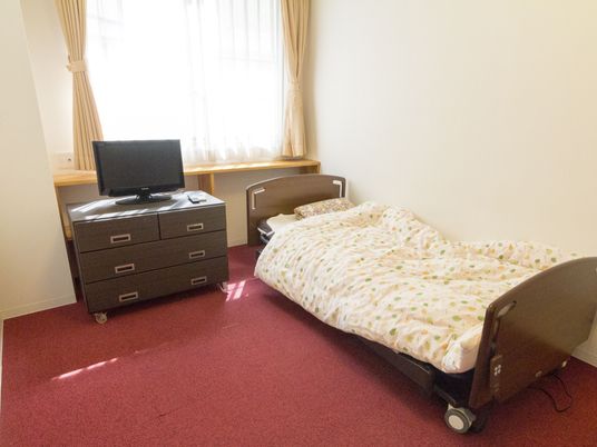 明るい個室の居室