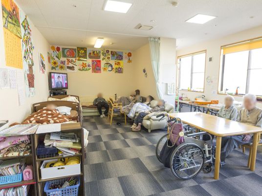 共有スペースで過ごす人々