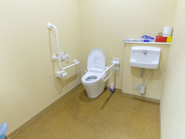 バリアフリートイレ空間 トイレ 広々としたトイレは手すり付きで、安心してご利用いただけます。清潔感があり、ケアのしやすい設計となっております。
