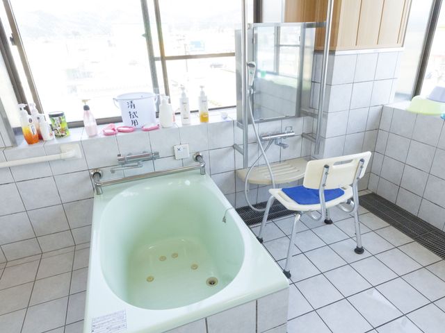 明るい設備の浴室 浴室 ゆったりと浴槽が設置された快適な浴室です。椅子や手すりも完備し、安心してご利用いただけます。
