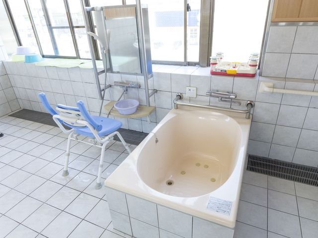 バリアフリー浴室設備 浴室 清潔感のある浴室で安全に配慮された椅子や手すりが整っており、快適な入浴時間を支えます。