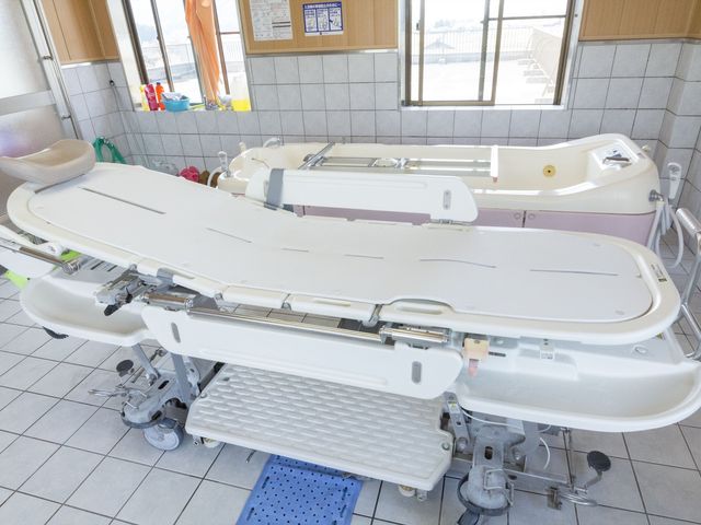 清潔な浴室の入浴設備 浴室 安全かつ快適にご利用いただける入浴設備が整っており、身の回りのサポートが必要な方も安心です。