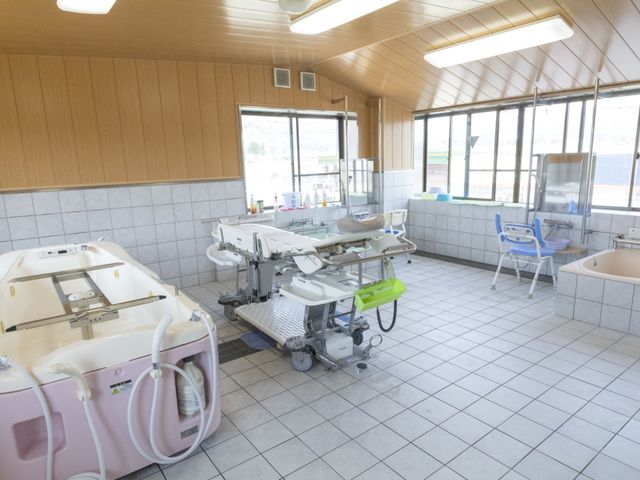 ケア用品が整う洗面台付き空間 浴室 清潔感のある洗面設備が整った空間です。大きな窓からは自然光がたっぷりと入り、開放感も感じられます。