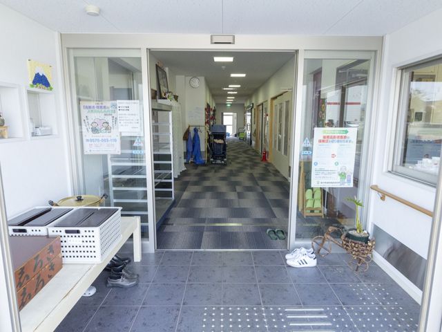 清潔な施設のエントランス 玄関 ゆったりとした出入りが可能なエントランスです。来訪者が快適にお過ごしいただけるよう配慮された空間が広がっています。