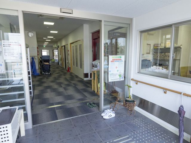 明るい廊下の入口部分 玄関 清潔感のあるエントランスが迎えてくれます。手すりが設置され、安全に配慮された設計です。
