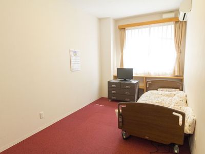 落ち着いた色の居室