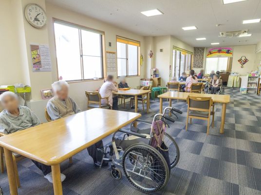 明るい共有ラウンジ