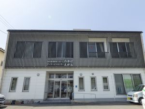 白とグレーの建物外観