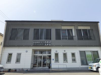 白とグレーの建物外観