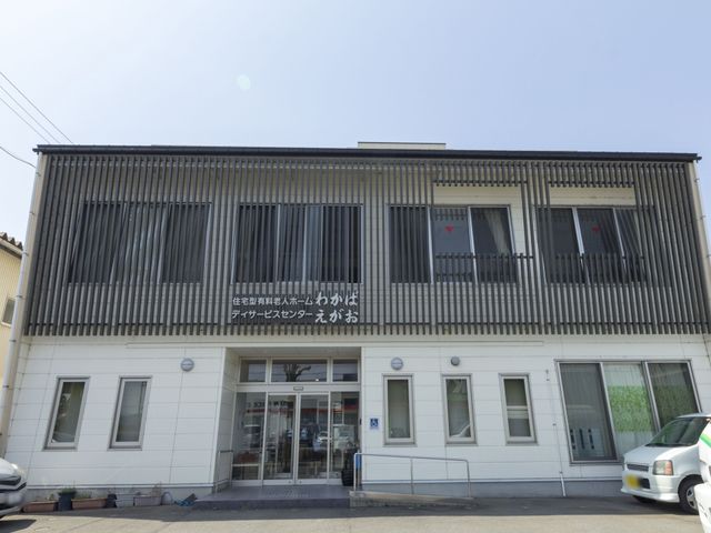 白とグレーの建物外観 外観 落ち着いた色合いの外観です。清潔感があり、通りに面していてアクセスも良好です。