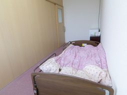 居室のベッドと壁