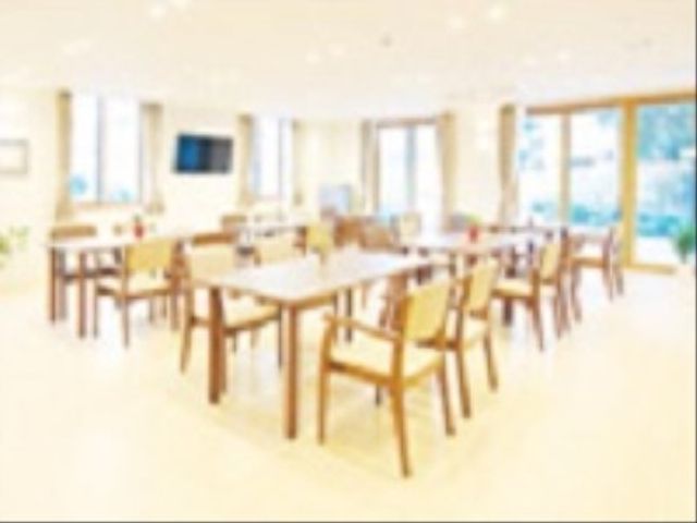 明るいダイニング空間 食堂 広々としたダイニングルームは天井が高く、自然光がたっぷり差し込む設計で、明るい食事の時間をサポートします。木の温かみを感じる家具が心地よい雰囲気を演出し、ゆったりとしたお食事が楽しめます。