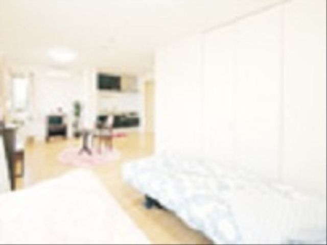 広々とした快適な居室 ２人用居室 ゆとりのある空間で日差しが優しく差し込む居室です。リラックスできる椅子があり、快適な一時をお過ごしいただけます。