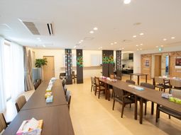 明るい食堂の光景