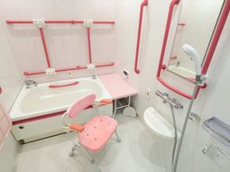 バリアフリー設計の浴室