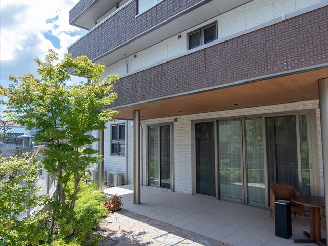 清潔感のある建物の外観 外観 自然光が差し込む広々としたエントランスです。待ち合わせや一息つく場としてもお使いいただけるスペースがあります。
