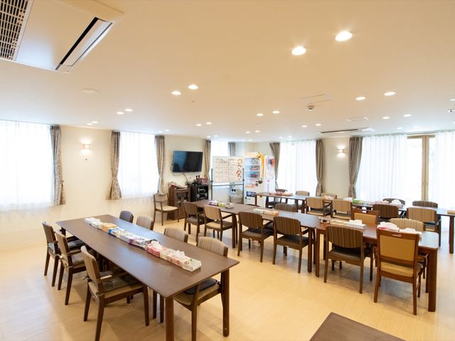 明るい共用ダイニング 食堂 広々としたダイニングルームでは、居心地の良い空間でお食事やコミュニケーションが楽しめます。オープンな雰囲気が魅力です。