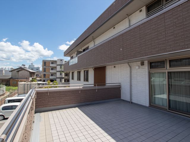 広々とした明るいテラス バルコニー 日差しがたっぷりと降り注ぐテラスです。ここで新鮮な空気を感じながら、心地の良いひとときを過ごせます。