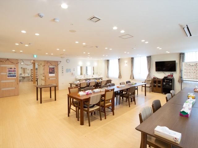 広々とした明るい食堂 食堂 機能的で開放感のある共用スペースです。テレビや掲示物があり、利用者の交流の場として配慮されています。