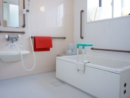 清潔なバリアフリー浴室