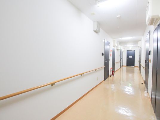 明るく清潔な廊下