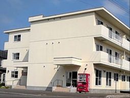 明るい外観の建物