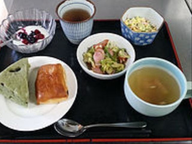 バランスの良い食事内容 食事 栄養満点のバランスの取れたメニューです。健康を支えるお食事を提供しており、日々の生活に活力を与えます。