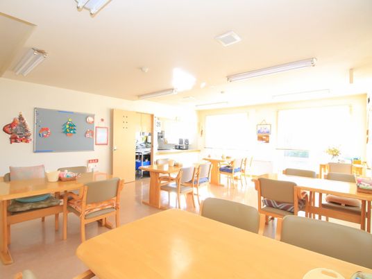 明るい共有食堂の景