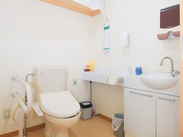 清潔なトイレスペース トイレ 手すり付きで広々としたトイレスペースです。安全かつ快適にご利用いただける工夫が施されています。