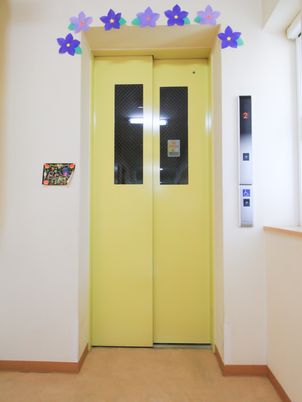 カラフルなエレベーター