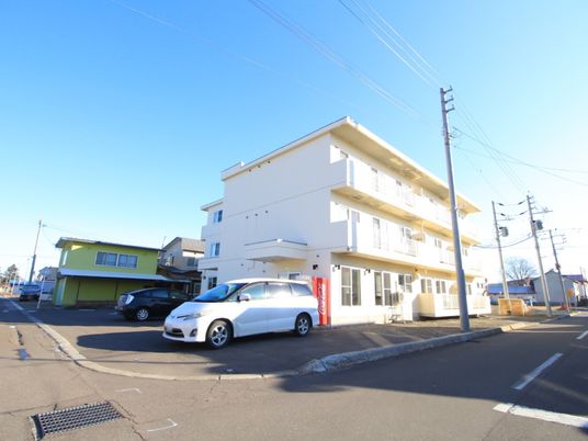 白壁の建物と青空