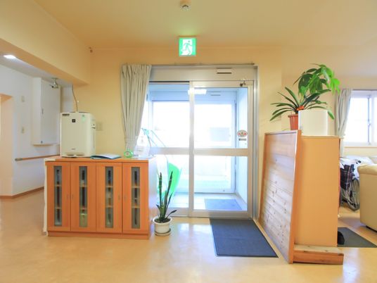 明るい施設のエントランス部分