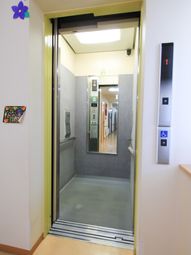 清潔なエレベーターの出入り口