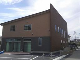 茶色い建物の外観