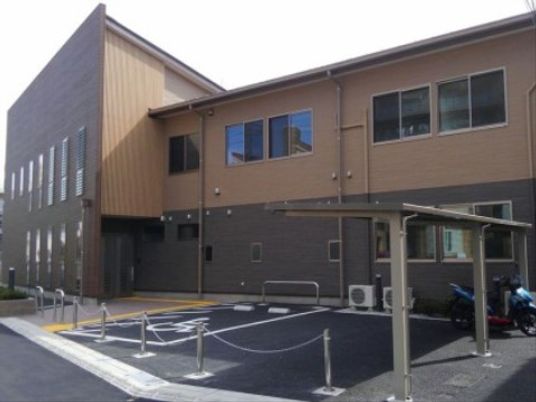 広々とした施設の外観