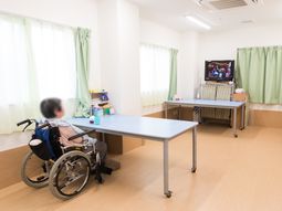 車椅子の人がいる居室