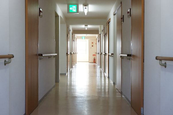 手すり付きの清潔な廊下
