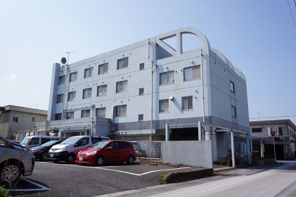 青空に映える建物外観