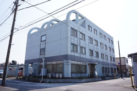 都会の施設外観