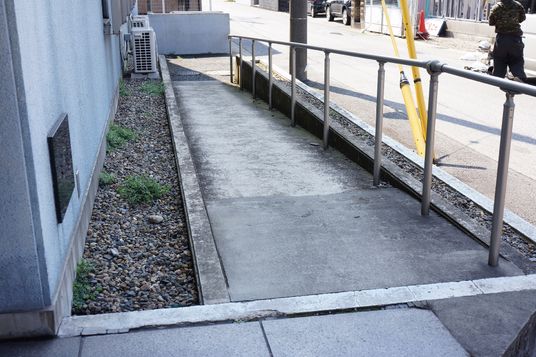 手すり付きの斜面通路