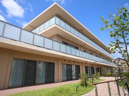 明るい外観の建物