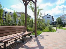 中庭のベンチと植栽