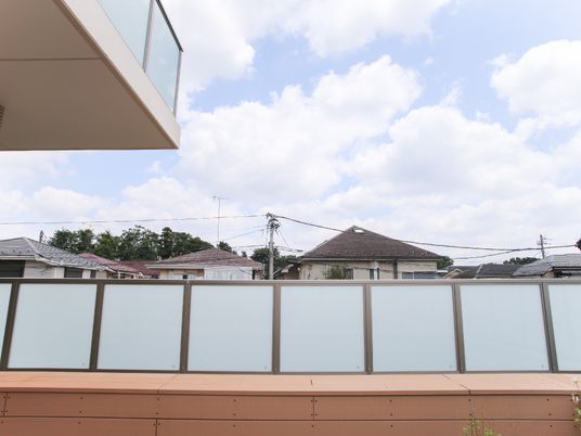 快適な施設のバルコニー