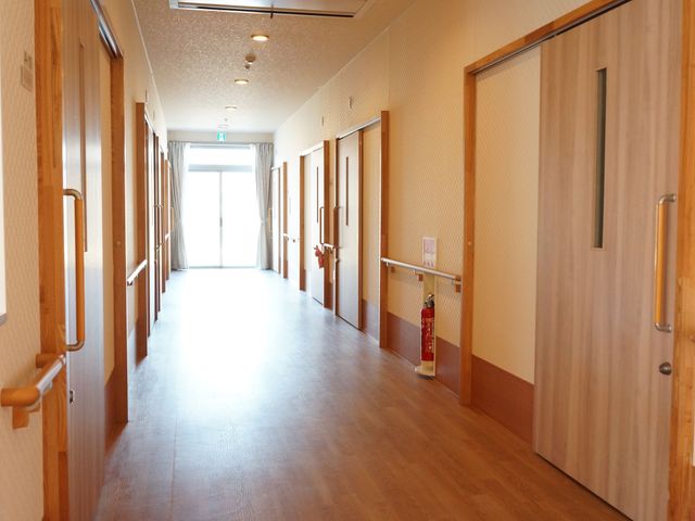 木目調の明るい廊下 廊下 広々として明るい廊下は、移動もしやすく、心地よい時間を過ごせる空間となっています。手すりが整っており安心して歩けます。