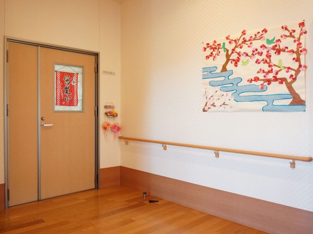 和風装飾のある廊下 廊下 和の趣を感じさせる廊下は、訪れる人々に穏やかな気持ちを与えます。壁には季節感ある飾り付けが施され、温かな雰囲気を演出しています。