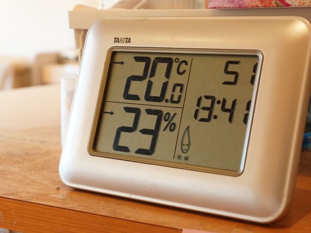 温湿度計と時刻の表示 室温計 快適な室内環境が保たれており、温度や湿度も日々管理されています。働く環境にも配慮が行き届いております。